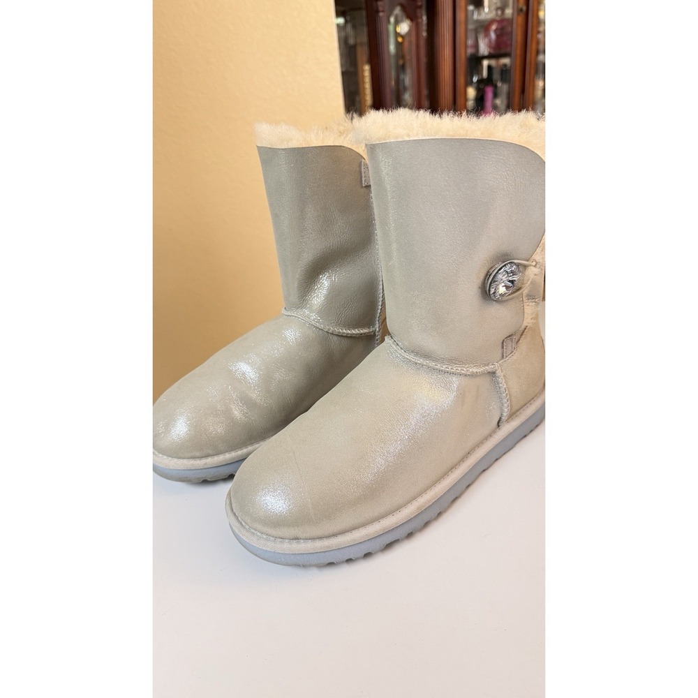 UGG Bailey Button Bling Boots Womens 9 Silver Metallic Sheepskin Winter Cozy‎